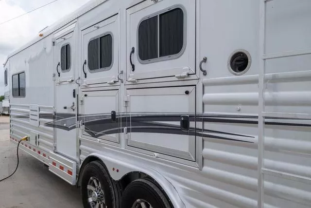used Horse Trailers Elite Trailers  for sale, in Seguin, TX Thumbnail 8