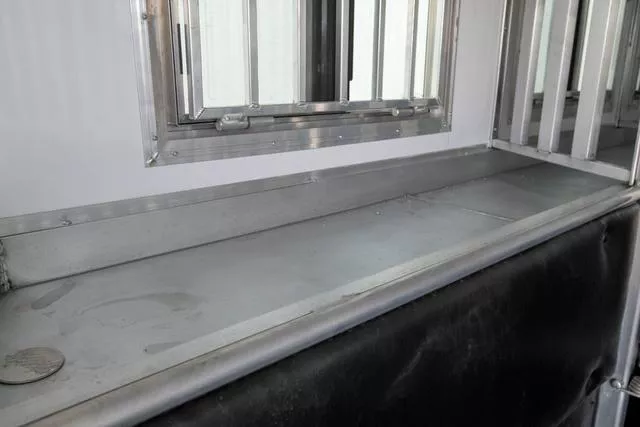 2025 Merhow Trailers 4 Horse Summit Side Load Living Quarters Trailer ...