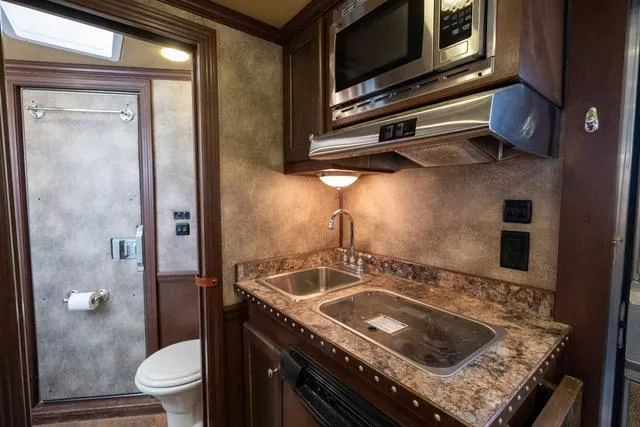 used Horse Trailers Platinum Coach  for sale, in Seguin, TX Thumbnail 22