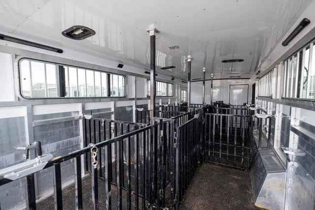 used Horse Trailers Sundowner Trailers  for sale, in Seguin, TX Thumbnail 20
