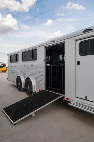 used Horse Trailers Sundowner Trailers  for sale, in Seguin, TX Thumbnail 12