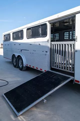 used Horse Trailers Sundowner Trailers  for sale, in Seguin, TX Thumbnail 11