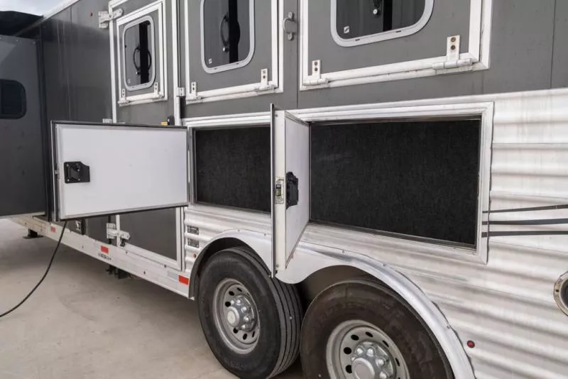 used Horse Trailers Merhow Trailers  for sale, in Seguin, TX Thumbnail 9