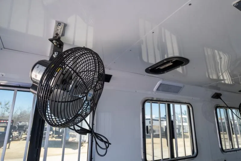 used Horse Trailers Sundowner Trailers  for sale, in Seguin, TX Thumbnail 19