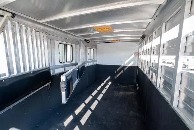 used Horse Trailers Sundowner Trailers  for sale, in Seguin, TX Thumbnail 17