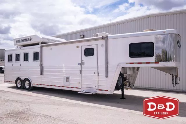 2008 Bloomer Trailers 4 Horse 11'SW Living Quarters Trailer 