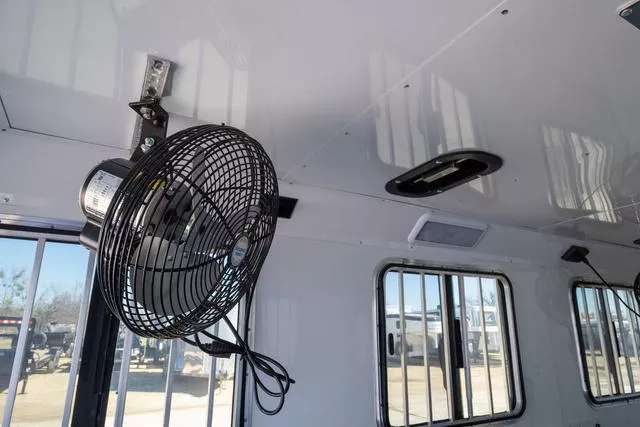 used Horse Trailers Sundowner Trailers  for sale, in Seguin, TX Thumbnail 19