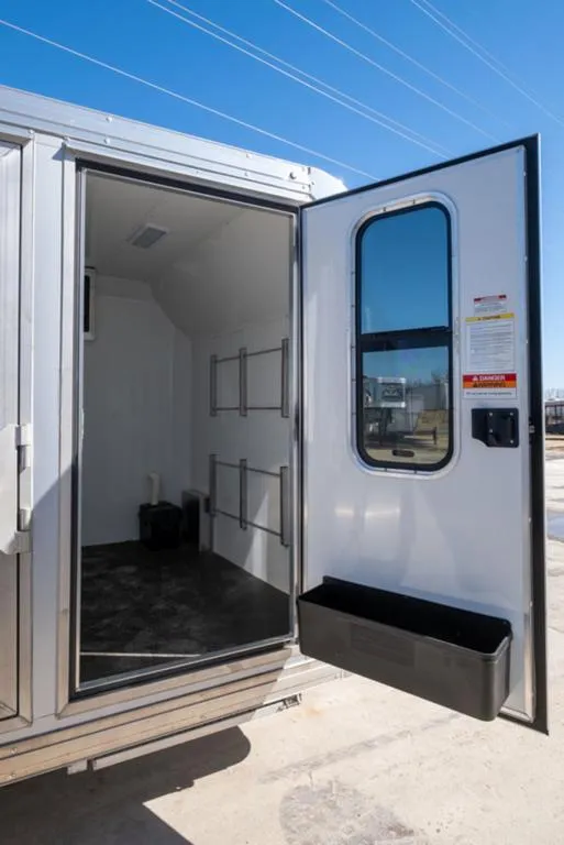 used Horse Trailers Sundowner Trailers  for sale, in Seguin, TX Thumbnail 9