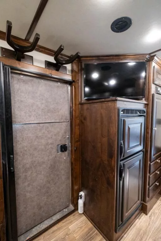 used Horse Trailers Elite Trailers  for sale, in Seguin, TX Thumbnail 11