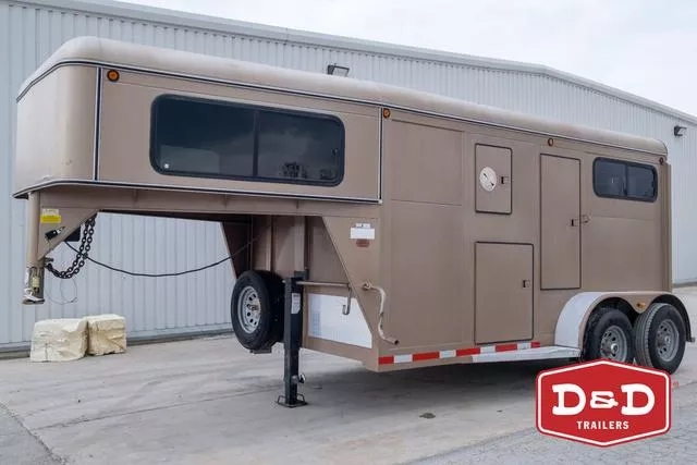 1999 CM Trailers 2 Horse Straight Load Trailer