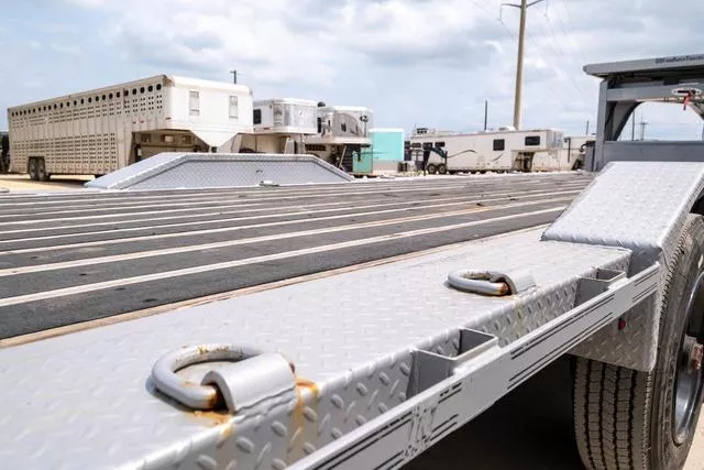 used Equipment / Flatbed Trailers Diamond C Trailers  for sale, in Seguin, TX Thumbnail 8