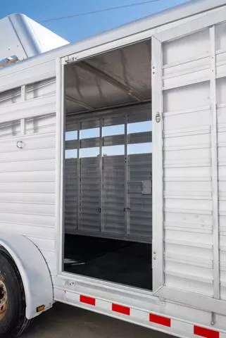 used Horse Trailers Sundowner Trailers  for sale, in Seguin, TX Thumbnail 13