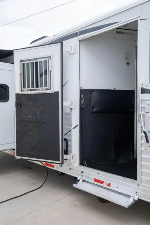 used Horse Trailers Merhow Trailers  for sale, in Seguin, TX Thumbnail 21