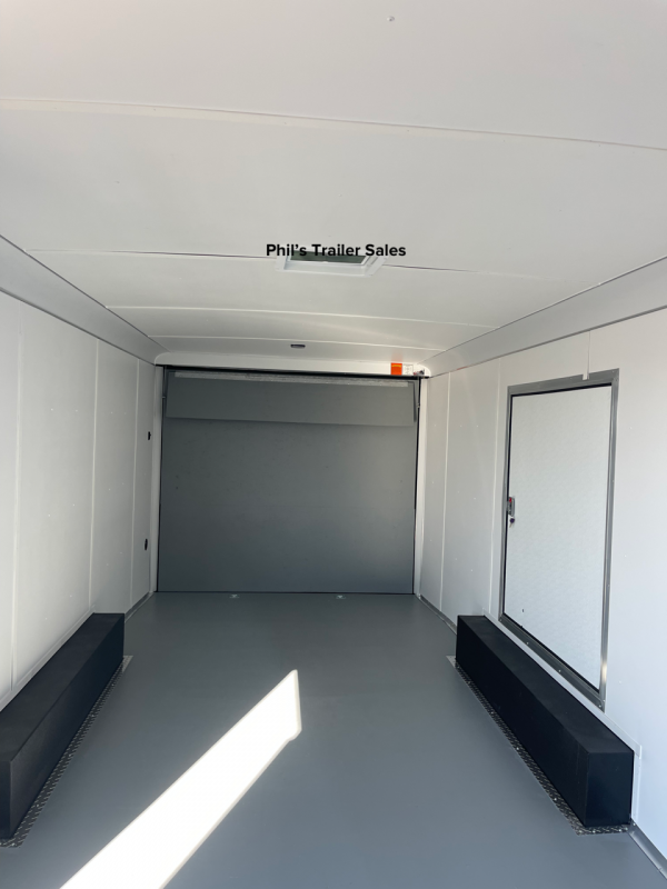 28'  Haulmark ESCAPE DOOR  FINISHED INTERIOR  ENCLOSED TRAILER COMMERCIAL GRADE Cargo / Enclosed Trailer
