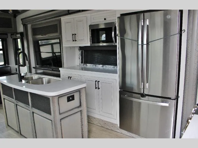 used Travel Trailers Keystone RV Montana for sale, in Decatur, IN Thumbnail 9