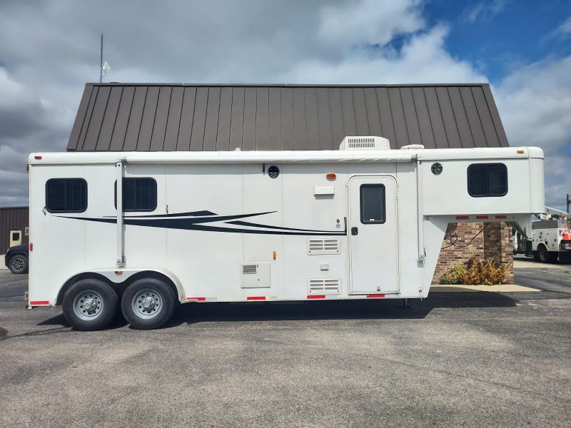 2012 Bison 2 Horse Trailer with Living Quarters 2012 Bison 2 Horse Trailer with Living Quarters