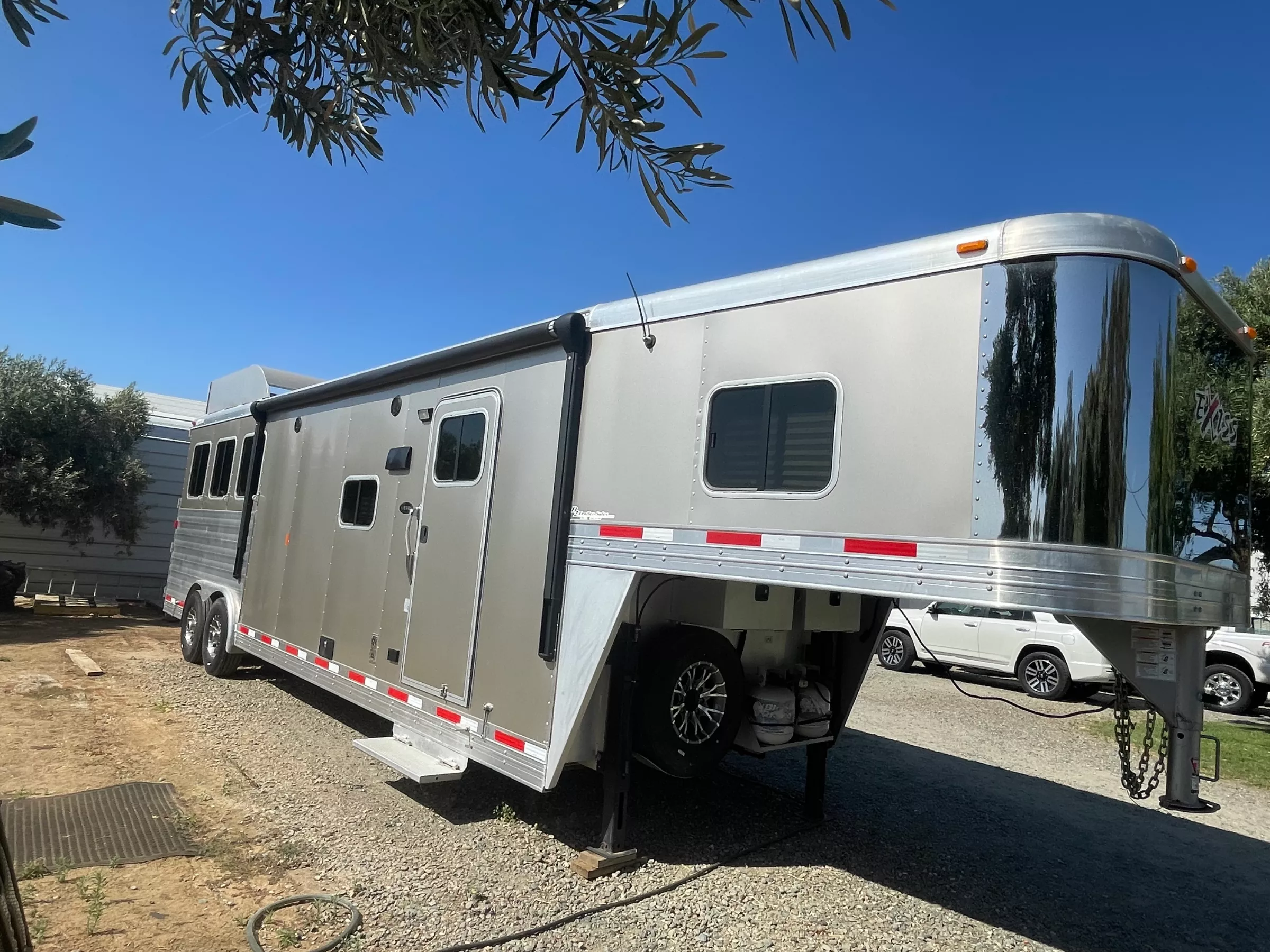 断捨離　売り切り horse hide 2016aw 2016 Exiss Sierra 3Horse LQ in Corning, CA | Trailer Trader