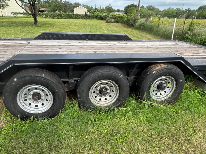 used Equipment / Flatbed Trailers Delco Trailers  for sale, in La Vernia, TX Thumbnail 9