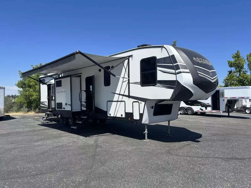 2021 Dutchmen RV 5th Wheel Platinum 3603LFP Astoria Horse Trailer
