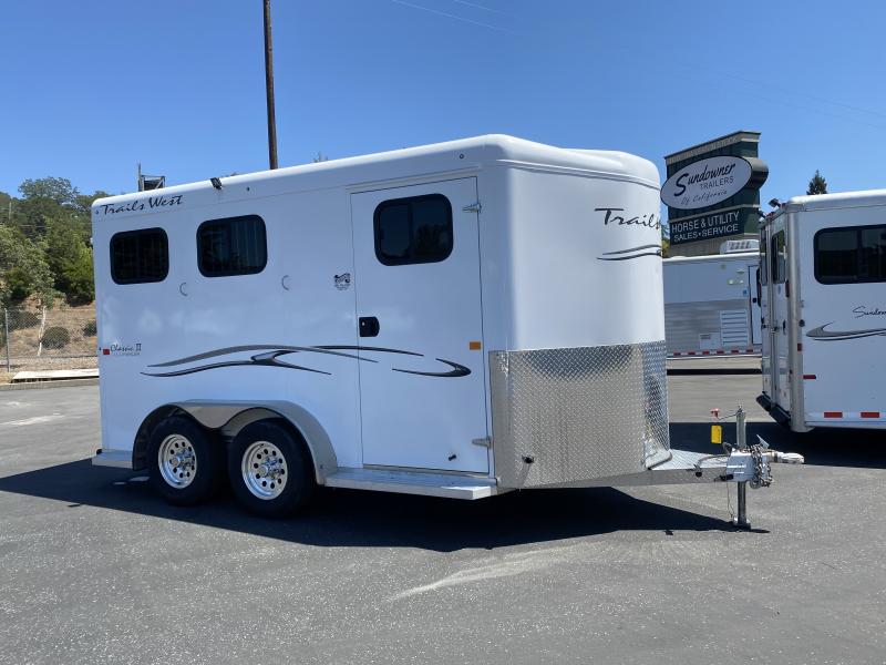2018 Trails West Classic II 2H BP
Hoof grip flooring
Escape door
Convenience package 2018 Trails West Classic II 2H BP
Hoof grip flooring
Escape door
Convenience package