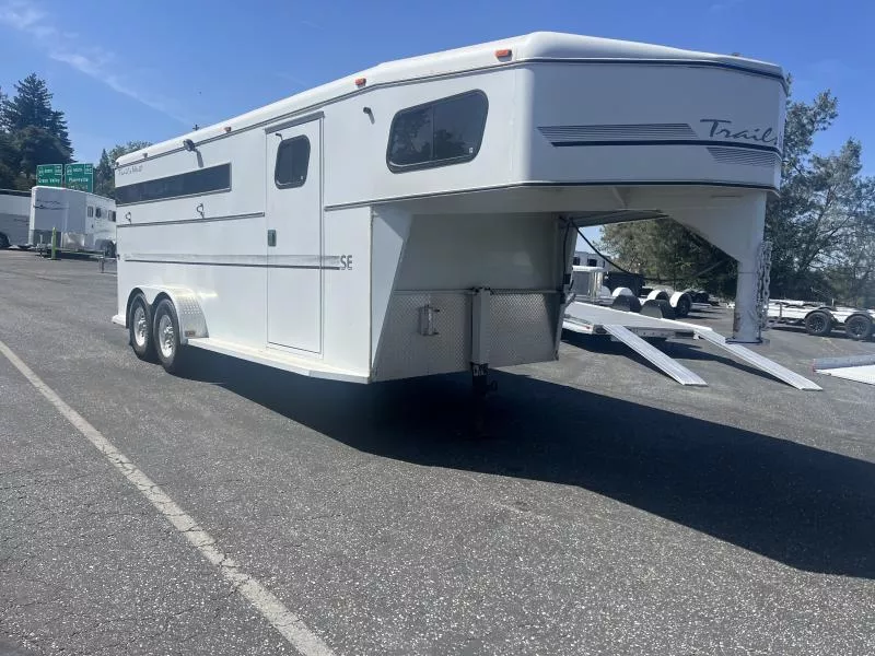 2000 Trails West GN 4H Classic Horse Trailer