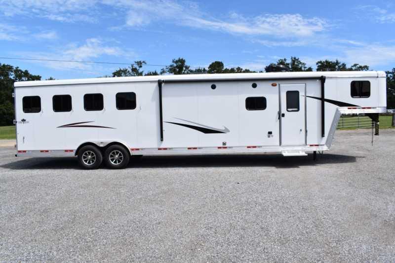 2022 Bison Trailers Desperado 8413GBSO Horse Trailer 2022 Bison Trailers Desperado 8413GBSO Horse Trailer