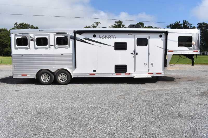 2022 Lakota 8311SRLQ Charger Horse Trailer 2022 Lakota 8311SRLQ Charger Horse Trailer