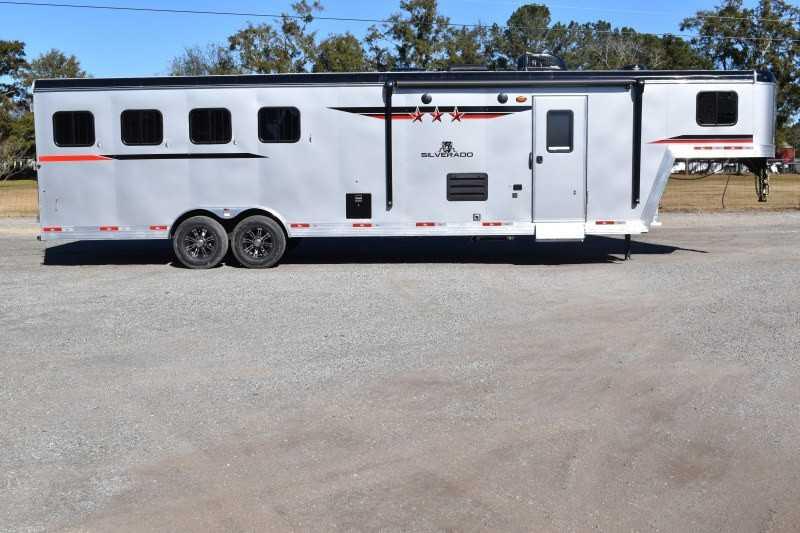 2022 Bison Trailers Desperado 8411B Horse Trailer 2022 Bison Trailers Desperado 8411B Horse Trailer