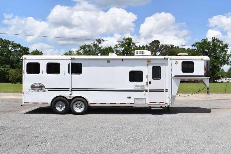 2004 Bison Trailers 8308LQ Horse Trailer 2004 Bison Trailers 8308LQ Horse Trailer