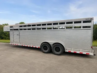 2001 Sooner 28’ Aluminum Gooseneck Livestock Trailer