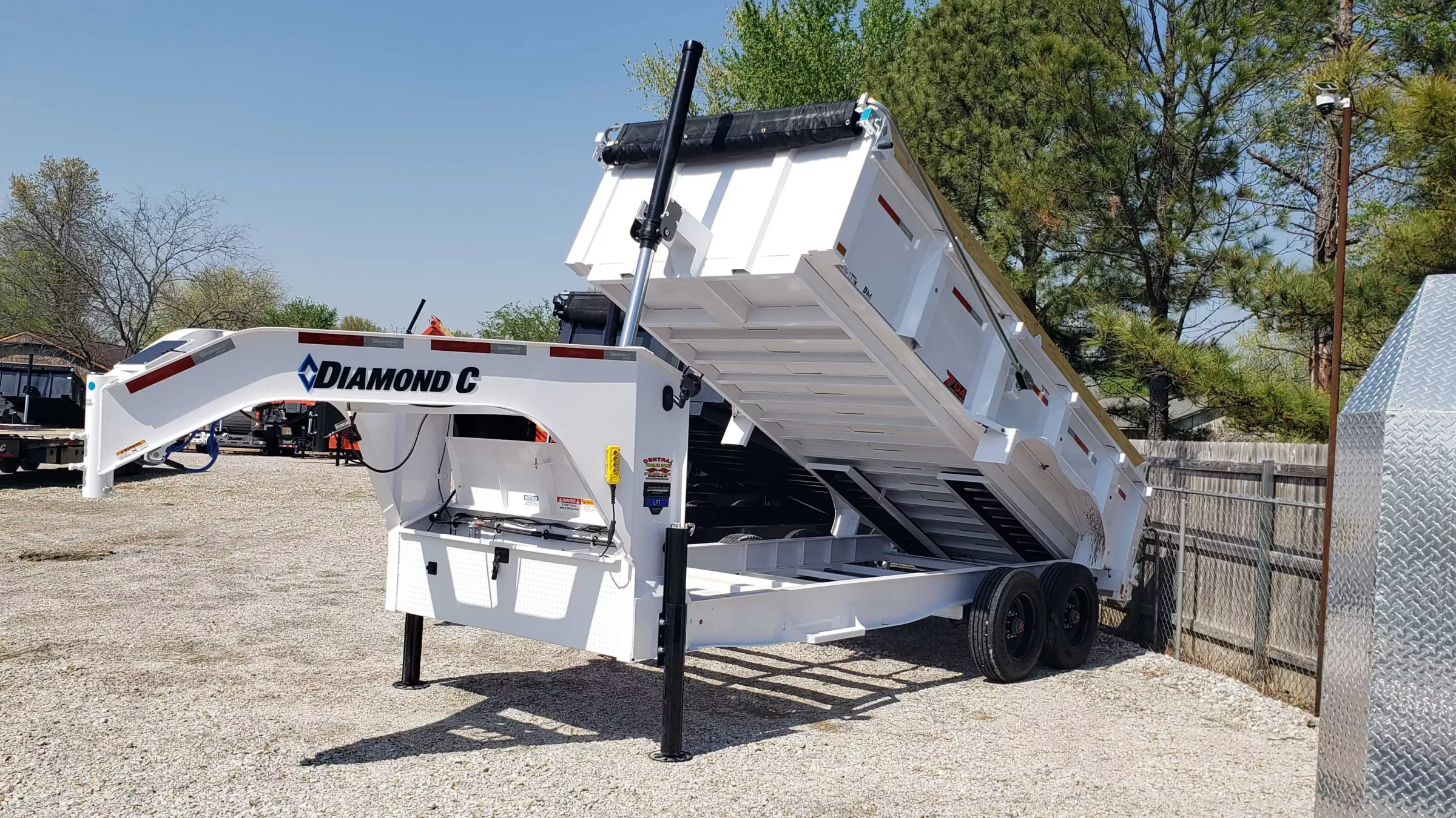 ×Diamond ロイヤル×ダイヤモンド 5.2 LOW TRUCK Yokohama introduces new all-position truck tires