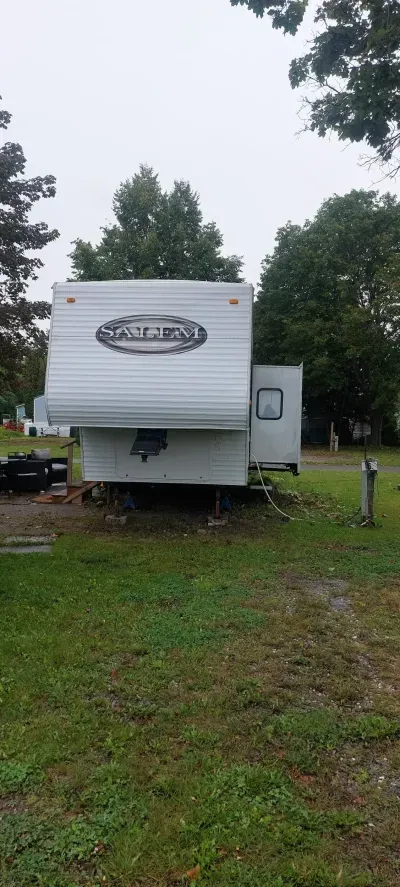 2011 Grand River Salem 5th Wheel Trailer