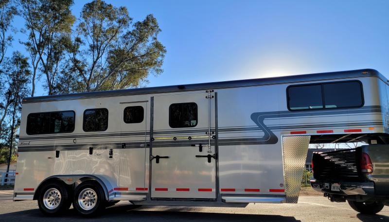 2022 Hawk Trailers #137 Elite Horse Trailer 2022 Hawk Trailers #137 Elite Horse Trailer