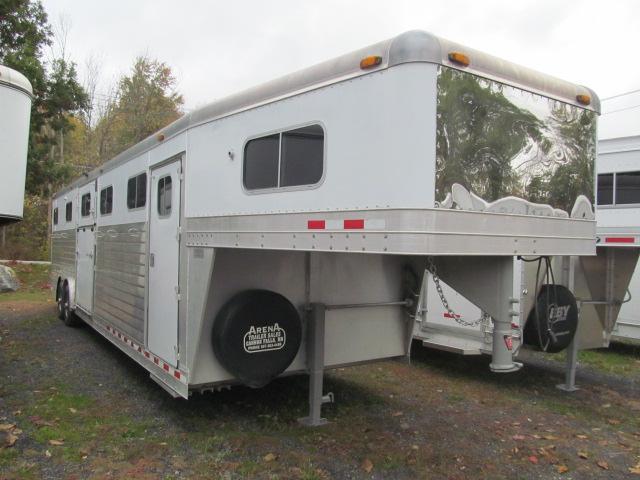 2001 4-Star Trailers 6H GN with DR Horse Trailer 2001 4-Star Trailers 6H GN with DR Horse Trailer