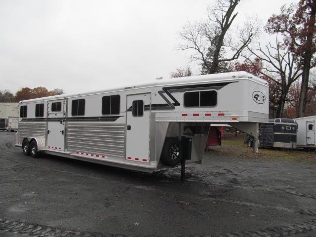 4-Star Trailers Deluxe 4 Horse Head to Head with Dressing Room Horse Trailer 4-Star Trailers Deluxe 4 Horse Head to Head with Dressing Room Horse Trailer