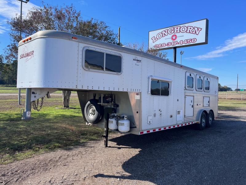 2002 Sooner 3 Horse with 8ft Living Quarter Horse Trailer Living