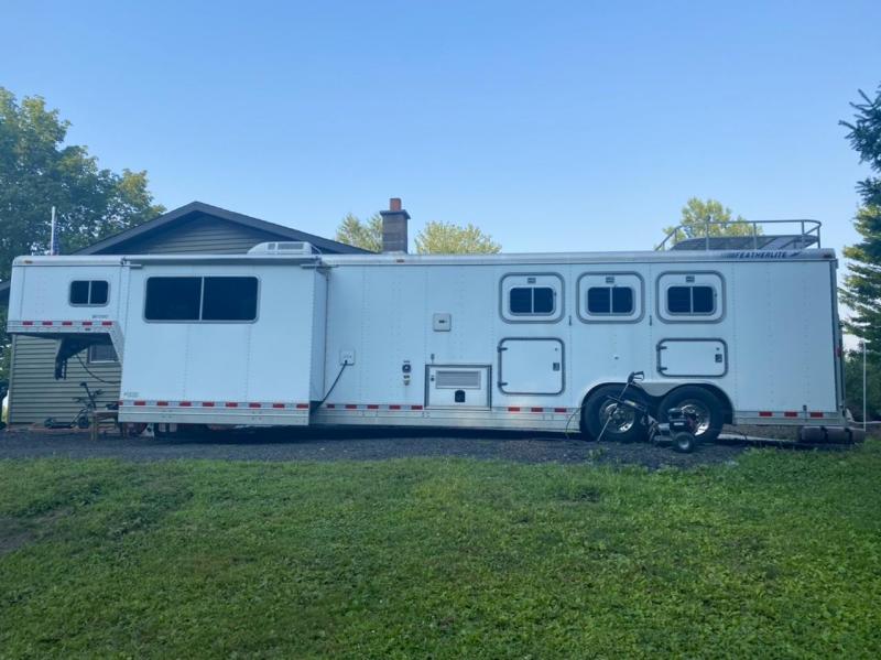 1998 Featherlite 3 Horse Slant Gooseneck Trailer w/ Living Quarters 1998 Featherlite 3 Horse Slant Gooseneck Trailer w/ Living Quarters