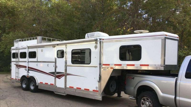 2002 Jamco 2000 Series 3H Horse Trailer w/ Living Quarters 2002 Jamco 2000 Series 3H Horse Trailer w/ Living Quarters