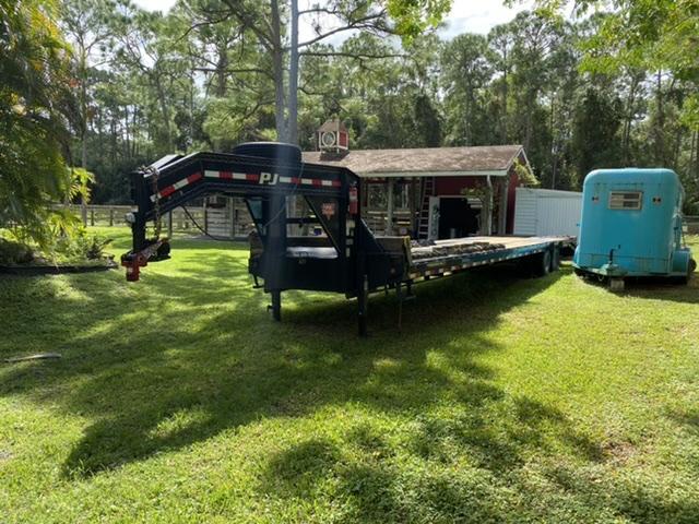 2021 PJ 40' Gooseneck Flatbed w/ Mega Ramps 2021 PJ 40' Gooseneck Flatbed w/ Mega Ramps