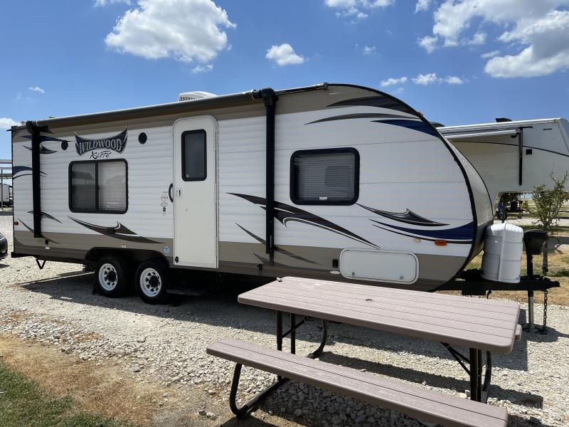 2015 Forest River Wildwood X-Lite 29' Travel Trailer 2015 Forest River Wildwood X-Lite 29' Travel Trailer