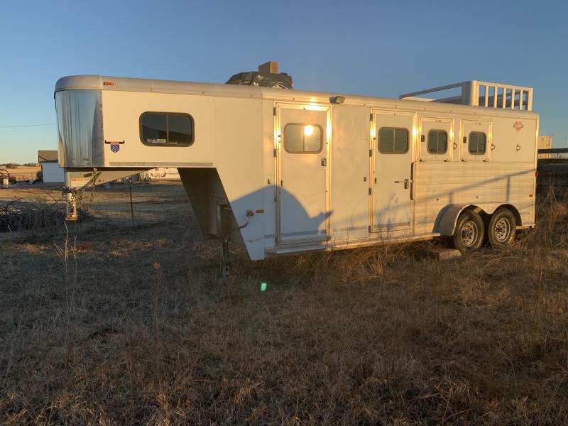 2002 Hart 3 Horse Slant Load with Dressing Room and Sleep Area 2002 Hart 3 Horse Slant Load with Dressing Room and Sleep Area