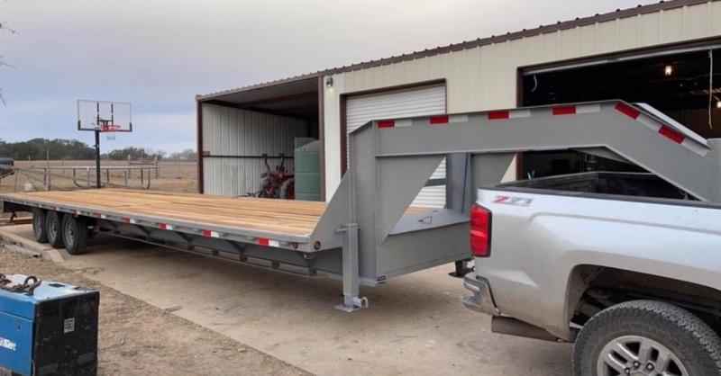 2006 Hefty Trailers 36' Gooseneck Triple Axle Flatbed Trailer 2006 Hefty Trailers 36' Gooseneck Triple Axle Flatbed Trailer