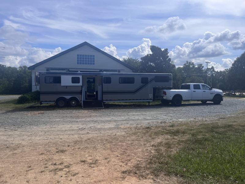 2007 Trail-Et 4 Horse Head to Head Trailer with Center Box Stall 2007 Trail-Et 4 Horse Head to Head Trailer with Center Box Stall