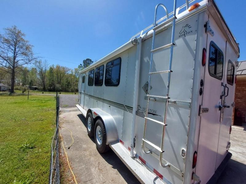 2002 Horton 3 Horse Slant Load Gooseneck Trailer w/ Living Quarters 2002 Horton 3 Horse Slant Load Gooseneck Trailer w/ Living Quarters