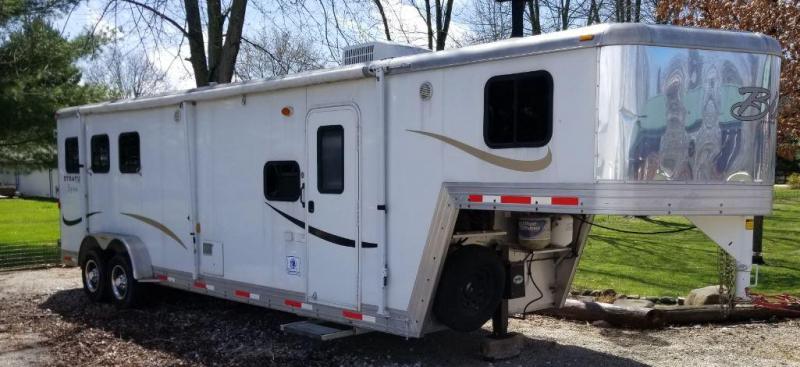2011 Bison Trailers STRATUS EXPRESS 3 Horse Trailer w/ 10' SW Living Quarters 2011 Bison Trailers STRATUS EXPRESS 3 Horse Trailer w/ 10' SW Living Quarters