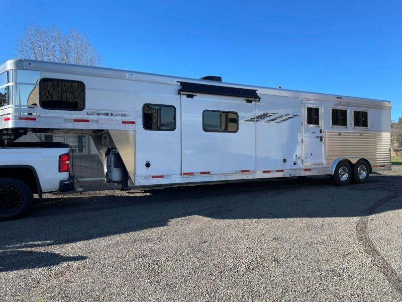 2022 SMC 3 Horse Trailer w/ 15'9" SW Living Quarters 2022 SMC 3 Horse Trailer w/ 15'9" SW Living Quarters