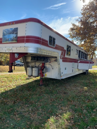 1990 Featherlite Touch of Class 5 Horse Gooseneck Trailer w/ Living Quarters 1990 Featherlite Touch of Class 5 Horse Gooseneck Trailer w/ Living Quarters