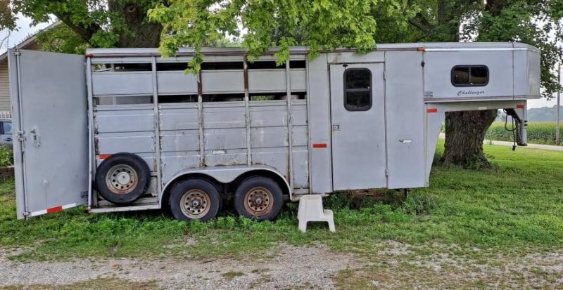 2001 Titan 3 Horse Slant Load Gooseneck Weekender 2001 Titan 3 Horse Slant Load Gooseneck Weekender