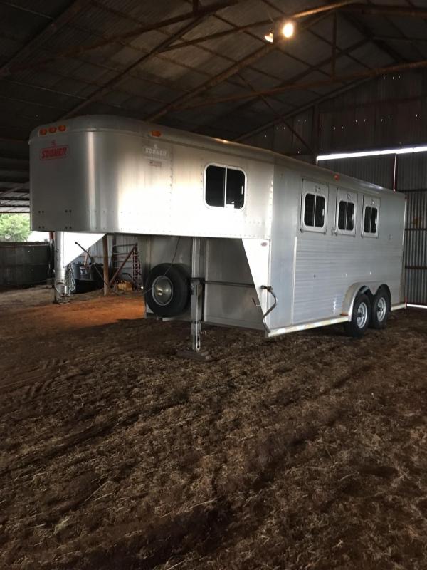 1995 Sooner Classic 3 Horse Slant Trailer 1995 Sooner Classic 3 Horse Slant Trailer