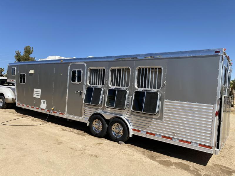 2004 Featherlite Prestige 4 Horse Trailer with Living Quaters 2004 Featherlite Prestige 4 Horse Trailer with Living Quaters